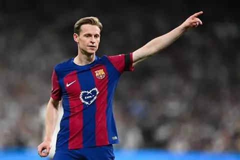 وكيل دي يونج ينفي رغبته في الرحيل عن برشلونة
